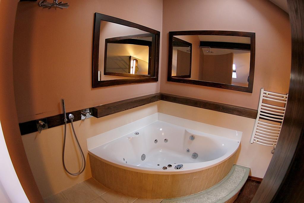 Krakow Jacuzzi Apartment Værelse billede